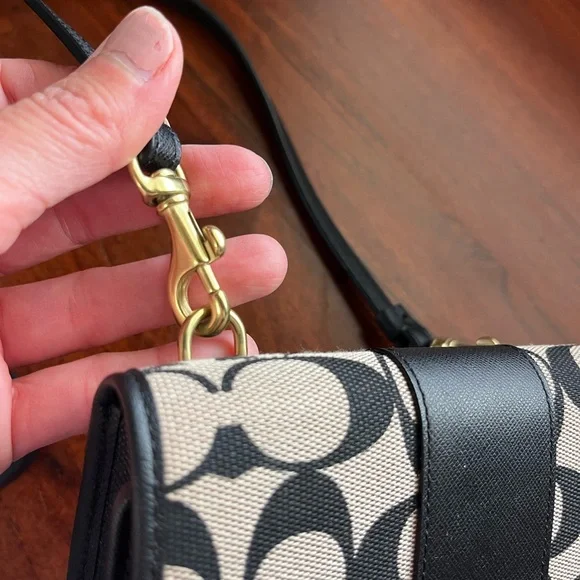 Authentic Coach Legacy Signature C’s Trifold Wallet Crossbody Brass Hardware - Picture 8 of 8